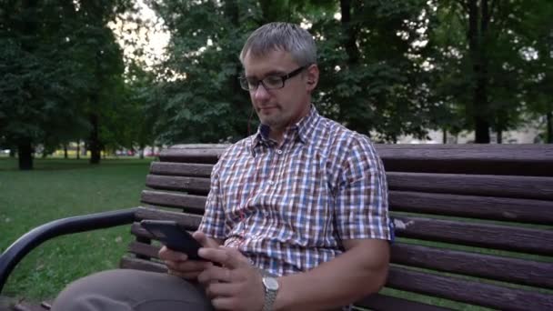 Hombre bebe café comprobando las redes sociales con smartphone — Vídeo de stock