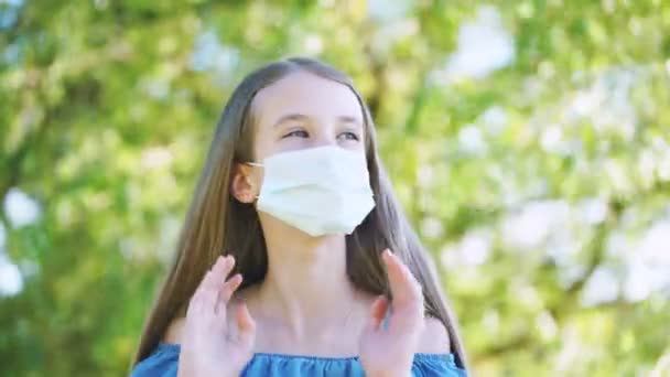 Adolescente en masque sourit avec les yeux dans le jardin cottage — Video