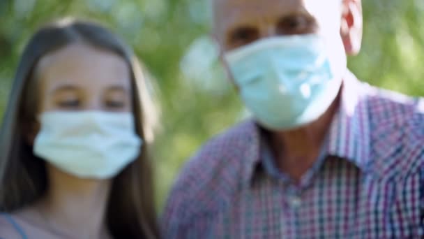 Old man and granddaughter show heart symbol with palms — Stock Video