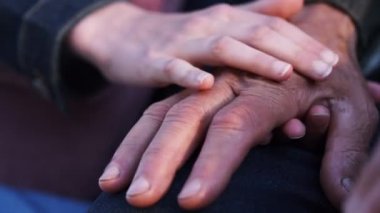 Çocuklu büyükbaba el ele tutuşup birlikte vakit geçiriyorlar.