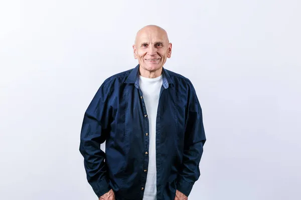 Stüdyoda poz veren koyu mavi gömlekli yakışıklı yaşlı adam. — Stok fotoğraf