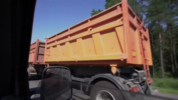 Minivan haalt vrachtwagen met aanhangwagen op de snelweg — Stockvideo