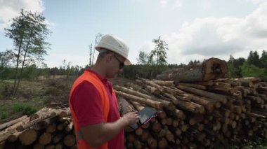 Şef kayıt sitesinde duruyor ve tablete notlar alıyor