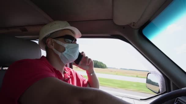 Engenheiro em capacete branco e máscara protetora fala por telefone — Vídeo de Stock