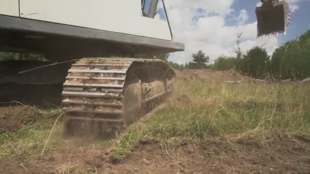 Larvfötter till grävmaskinens underrede snurrar under körning — Stockvideo