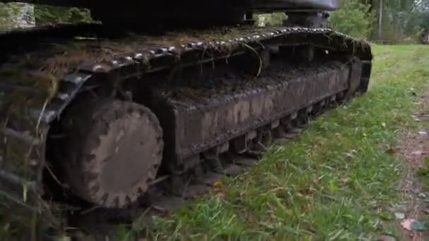 Ciężki ciągnik gąsienicowy na brudnej drodze na placu budowy — Wideo stockowe