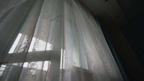 Cortina transparente branca pendurada na janela do quarto com moldura de plástico — Vídeo de Stock
