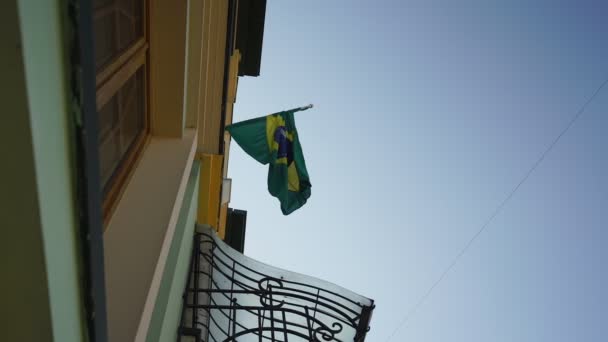 República Federativa Oficial de Brasil bandera nacional ondeando por el viento en el edificio — Vídeo de stock