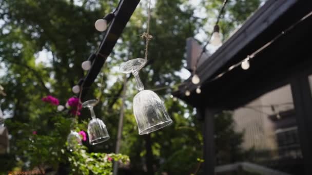 Straat cafe zomerterras met drinkglazen opknoping op touw — Stockvideo