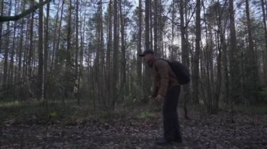 Genç çocuk, sonbahar ormanlarında kucaklaşarak babasına atlıyor..