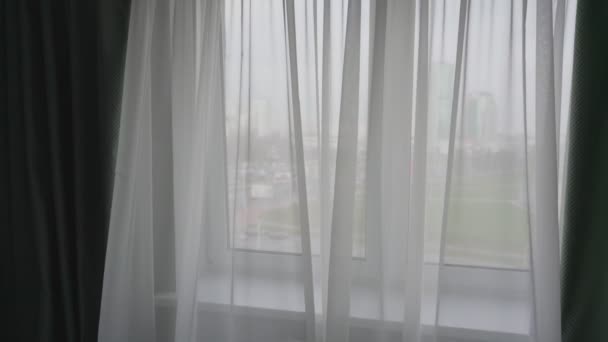 Fehér átlátszó függöny lóg az ablakon a nappaliban — Stock videók