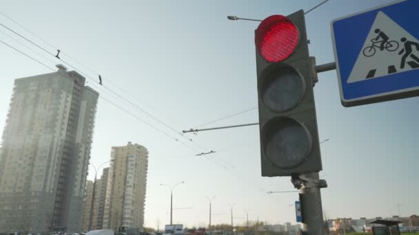 Stopp för stadstrafik med LED-lampor och ändrade signalfärger — Stockvideo