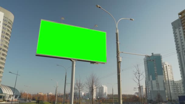 Große Plakatwand in Metallrahmen mit leerem Grünraum mit Chromakey — Stockvideo