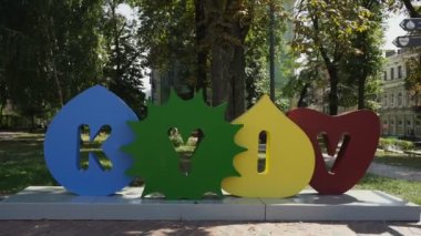 Büyük çok renkli harfli KYIV kelimesi Ukrayna başkentidir..