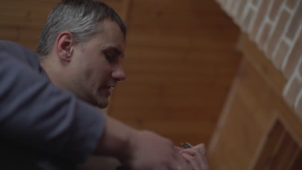 Homme d'âge moyen apprenant à jouer de la guitare acoustique à la maison pendant le confinement. — Video
