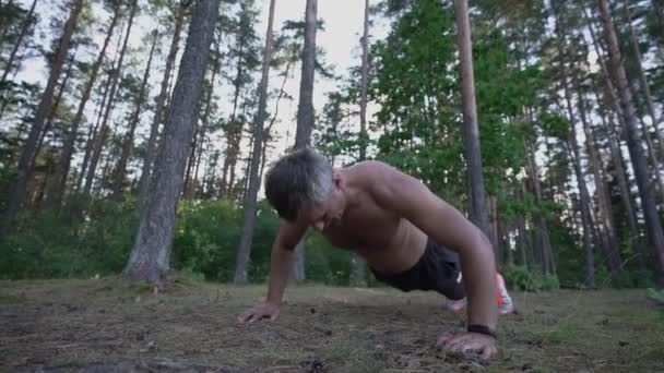 발가벗은 토르 소와 함께 운동을 하는 성숙 한 스포츠 선수가 운동을 계속 한다 — 비디오