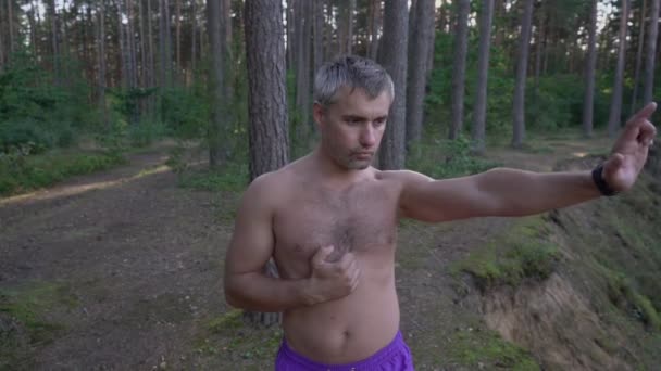 Exercice d'arts martiaux wushu d'entraînement d'homme nu à la taille à la forêt — Video