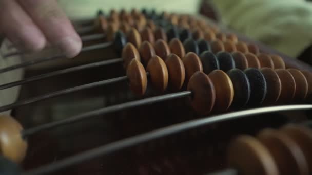 Äldre man beräkna med antika trä abacus — Stockvideo