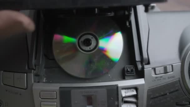 Idősebb férfi ráncos kézzel CD lemezt cserél retro zene boombox. — Stock videók