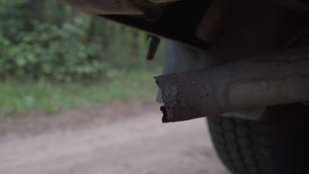Kendaraan berkarat muffler dengan corrosion spot dan pitting on edge. — Stok Video
