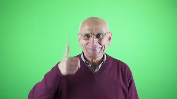 高齢者幸せな男身に着けている眼鏡をかけて親指アップ — ストック動画