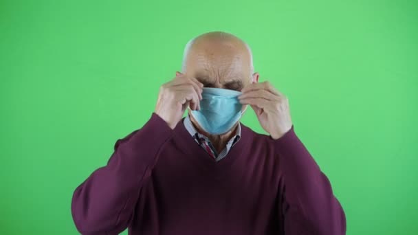 Starszy latynoski wściekły pacjent noszący medyczną maskę na głowie i oczach. — Wideo stockowe