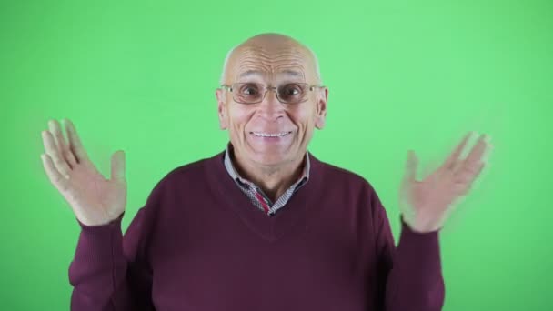 Лиса старша людина в окулярах поширює руки і посміхається з насолоди — стокове відео