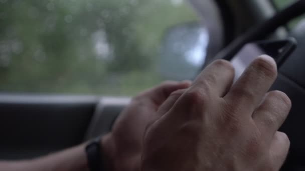 Дорослі чоловічі руки тримають смартфон і грають цифрову гру в машину . — стокове відео