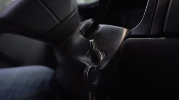 男子手把车钥匙放在钥匙孔和起动汽车柴油机上. — 图库视频影像