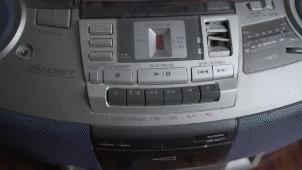Kırışık elli bir erkek eski kaset kaydedicinin çalma tuşuna basıyor.. — Stok video