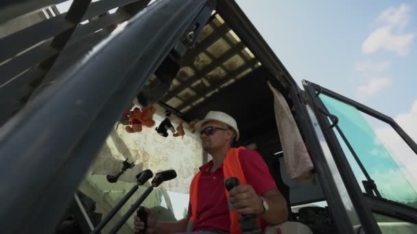 Șofer excavator controlează brațele de vedere laterală excavator — Videoclip de stoc