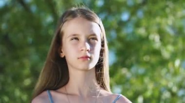 Son sınıf öğrencisi başını kaldırıp bahçeye bakıyor.