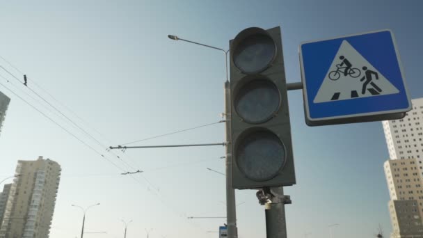 Trafik stoppljus hängande på stadens stolpe och ändra färger på lampan — Stockvideo