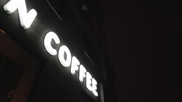 Iscrizione di caffè con lettere bianche in luce al neon sulla parete della caffetteria. — Video Stock