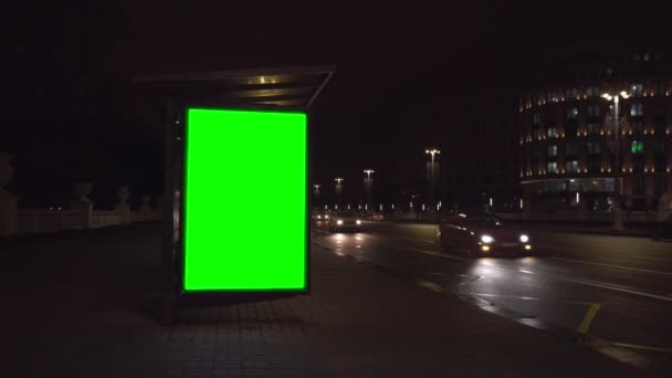 Blank pionowo Lightbox z zielonym kluczem chroma miejsce na makietę na ulicy miasta — Wideo stockowe