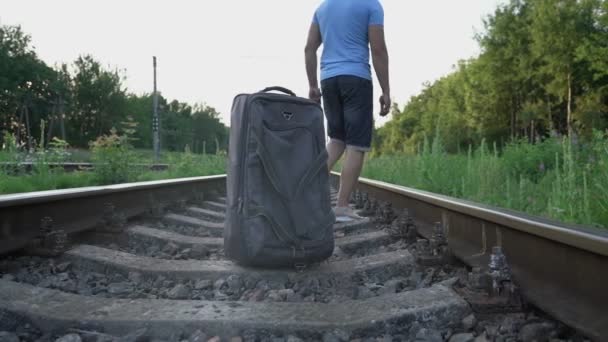 Muž dal tašku na železnici a šel močit do trávy — Stock video