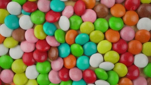Hintergrund der bunten Süßigkeiten sortiert auf Tisch oder Teller Oberfläche — Stockvideo