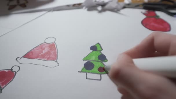 Dziecko kolorowanki choinka z ołówkiem i piłeczki rysunek zabawki — Wideo stockowe