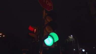 Araçlar ve yayalar için trafik ışığı ve sokak direğine asılı dur levhası