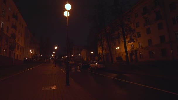 Rua da cidade vazia iluminada com lanterna vintage à noite. — Vídeo de Stock