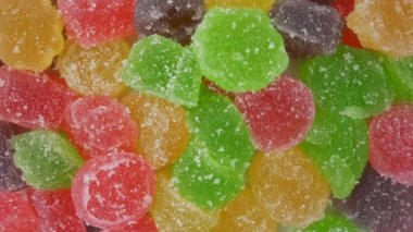 Şekerle kaplanmış çok renkli meyve reçeli.