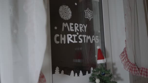 Home janela decoração com letras de papel Feliz Natal — Vídeo de Stock