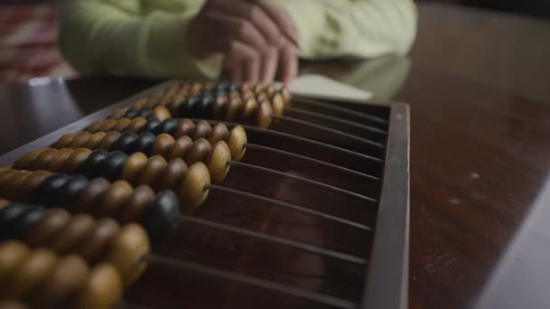 Gammal bokhållare räknas med retro abacus och skriva med penna. — Stockvideo