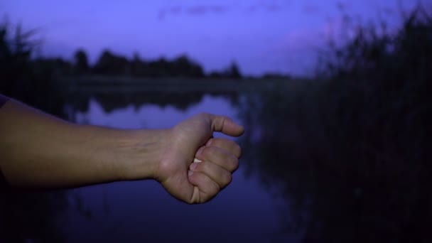 Fiskare att knåda bete deg i handen på kvällen stående på stranden — Stockvideo