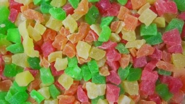 Tutti frutti şekerli meyveler ahşap arka plan görünümünde döner