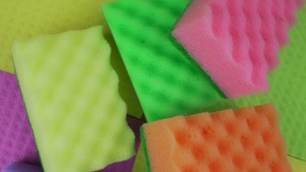 Poliuretano multicolor limpieza esponjas de cocina sobre fondo de trapo. — Vídeo de stock