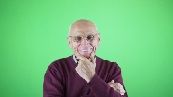 Anciano vistiendo anteojos sonriendo con dientes y mirando en cámara — Vídeos de Stock