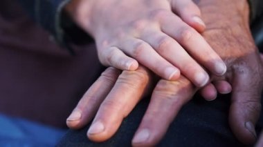 Torun, gün batımında olgun büyükbabanın elini okşar.