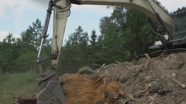 Těžký traktor pracující na staveništi stojící na hromadě trosek — Stock video