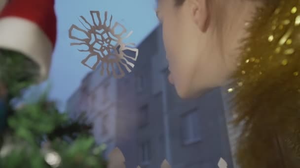 Chica joven sentimental respirando al cristal de la ventana y escribiendo texto de amor — Vídeos de Stock